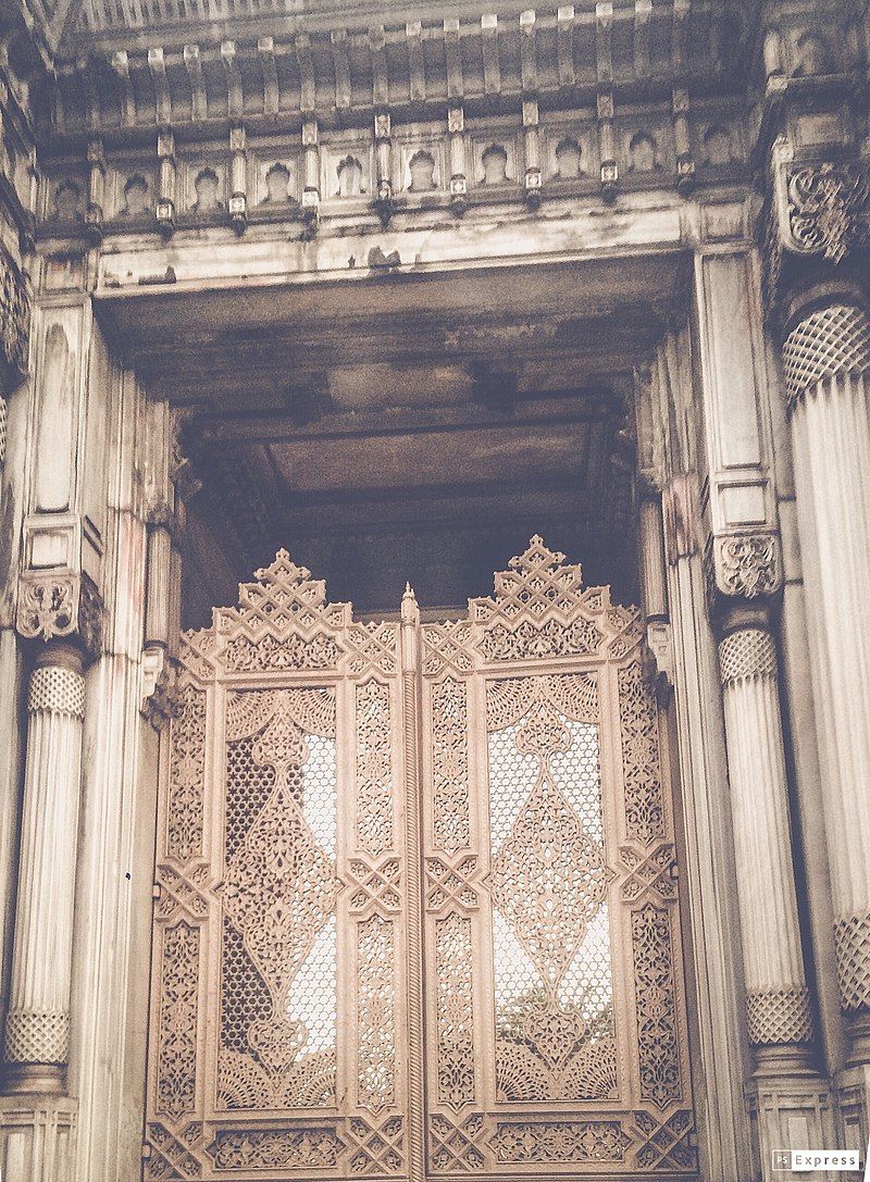 800px-Ciragan_Palace_Kempinski.jpg