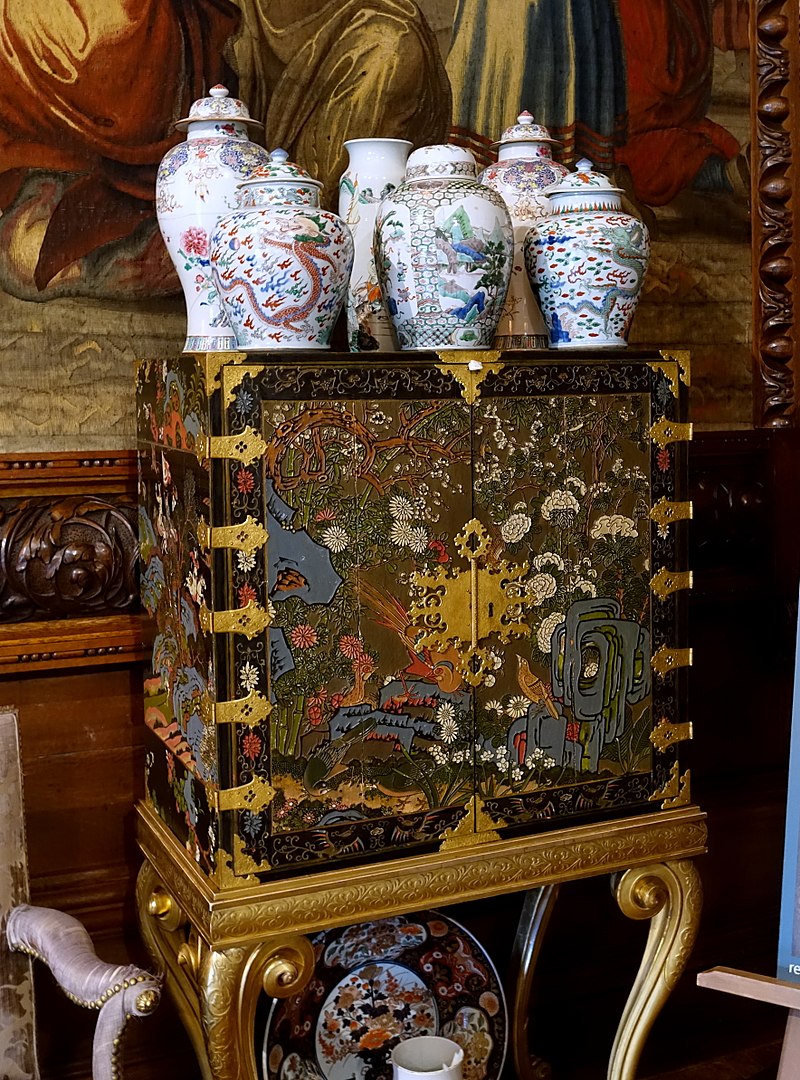 800px-Coffer_of_Chinese_Coromandel_lacquer,_with_ceramics_-_.jpg