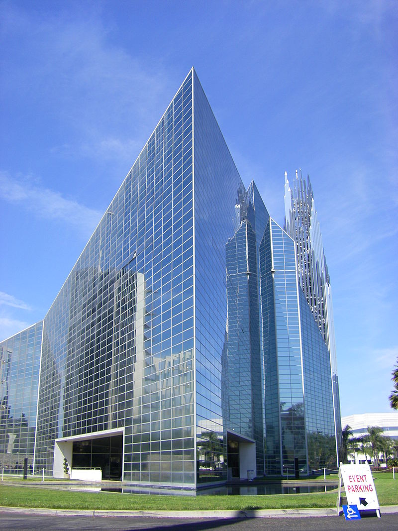 800px-Crystal_Cathedral_on_edge.jpg