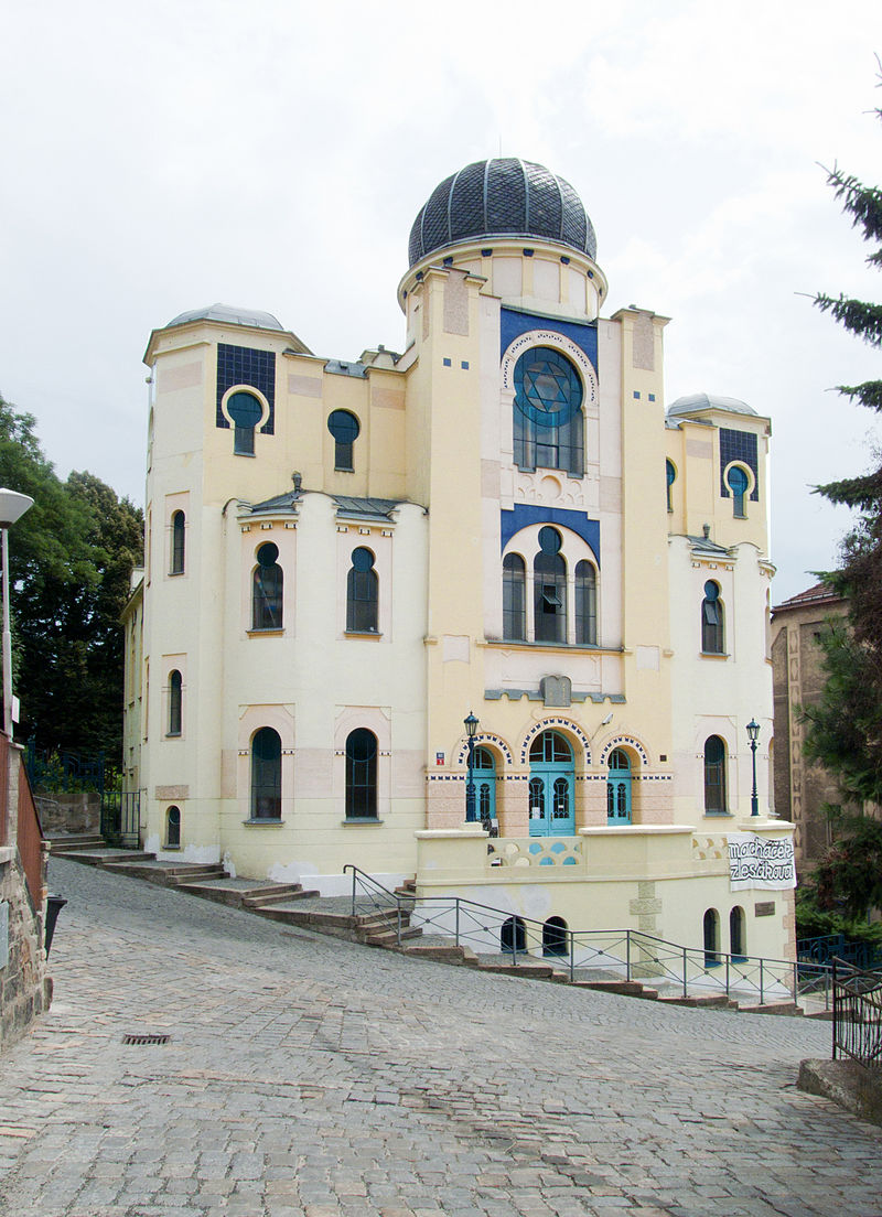800px-Děčín_-_synagoga_pohled_z_Resslovy_ulice.jpg