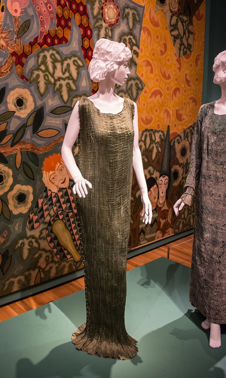 800px-Delphos_dress_-_Mariano_Fortuny_(38691635635).jpg
