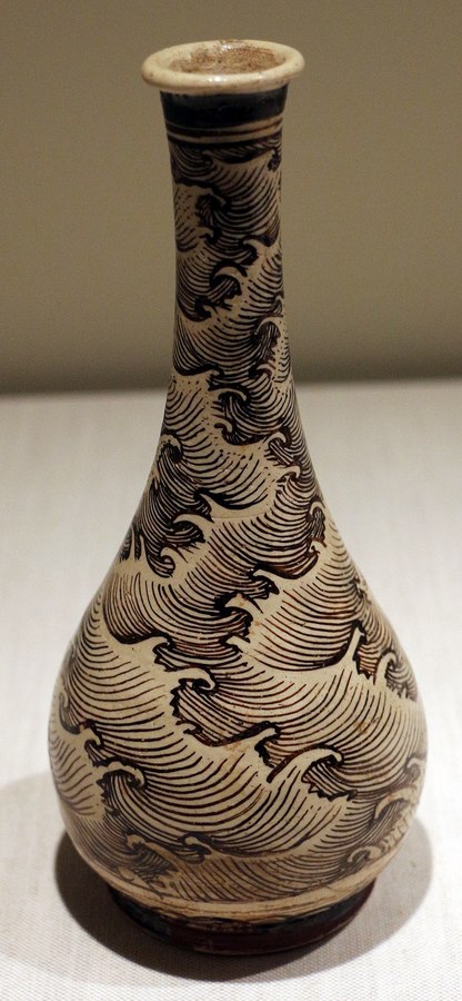 800px-Dinastia_song_del_sud,_bottiglia_con_disegno_a_onde,_jizhou_ware,_xiii_secolo.jpg