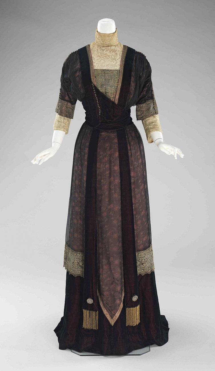 800px-Dinner_dress_MET_58.196.13_CP4.jpg
