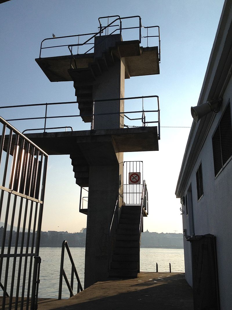 800px-Diving_board_in_Pâquis_Beach.JPG