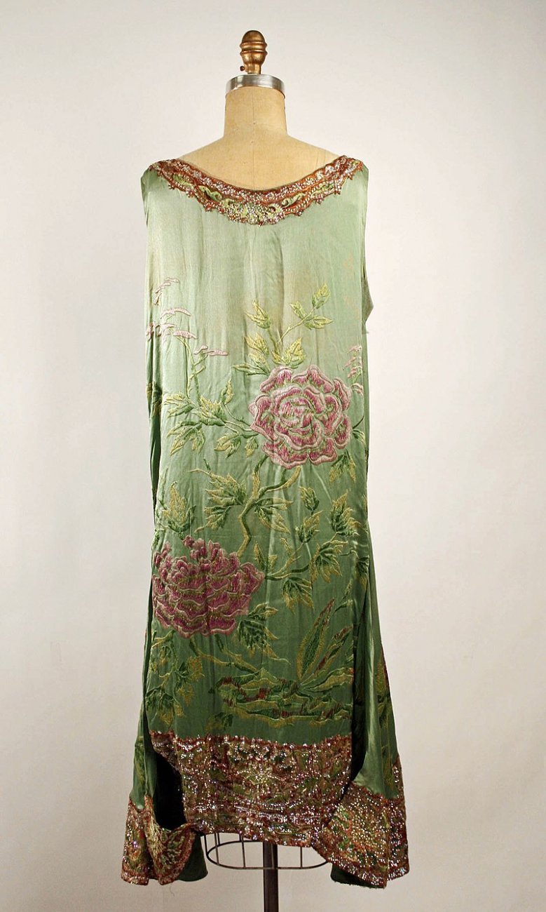 800px-Dress_MET_44.95.3_B.jpg