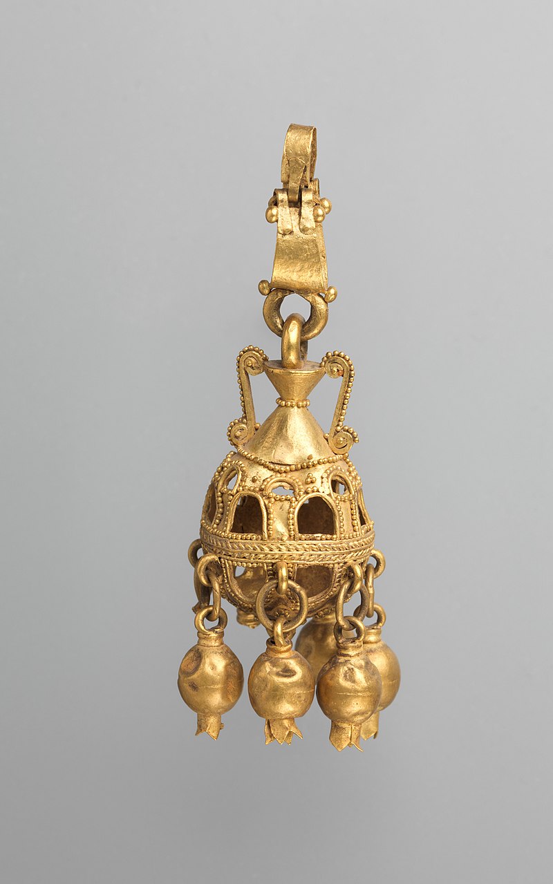 800px-Earring_MET_DP-1115-001.jpg
