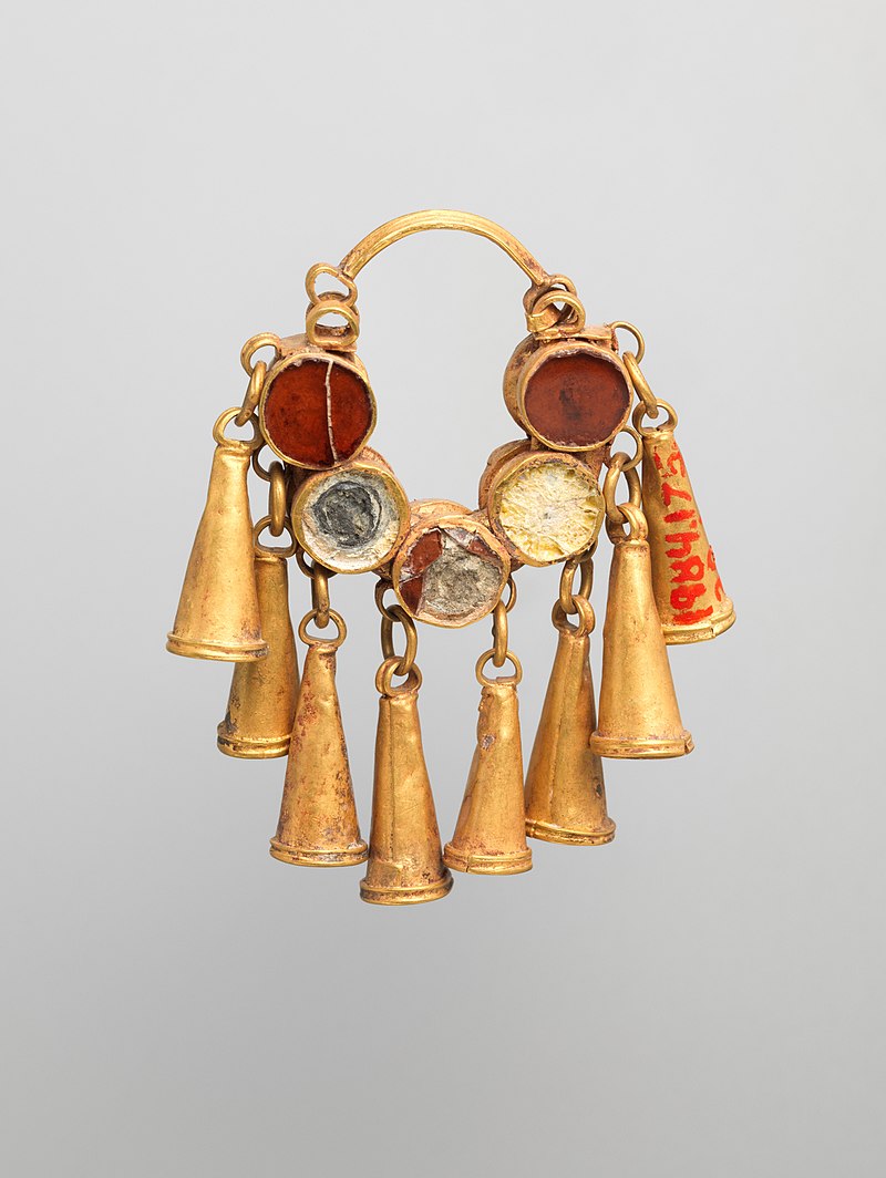 800px-Earrings_MET_DP-1109-004.jpg