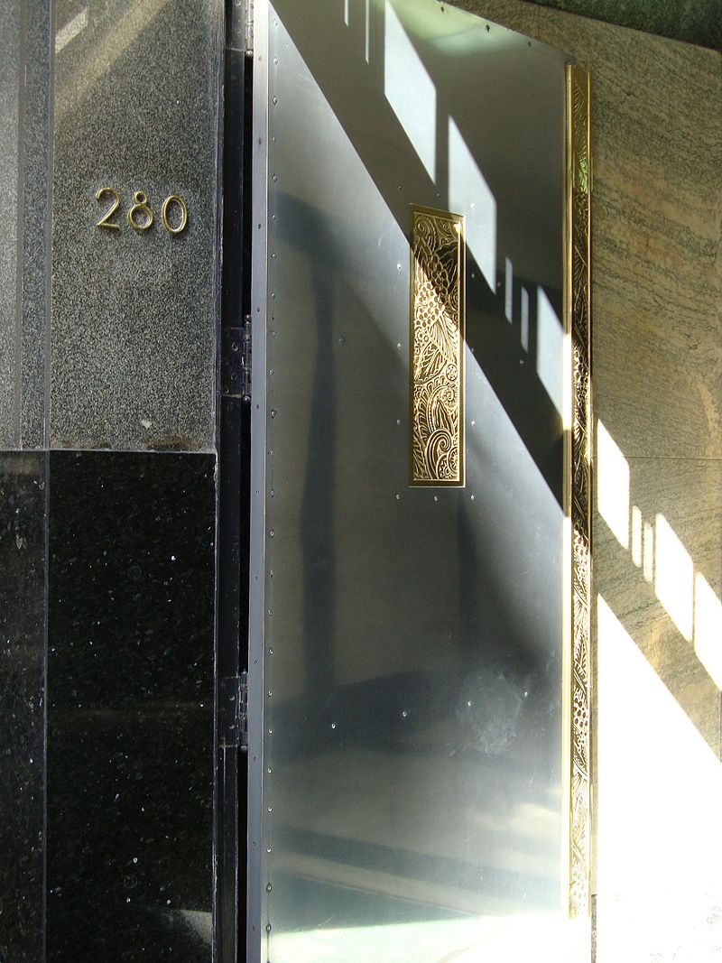 800px-Edificio_Dorrego_(puerta).JPG
