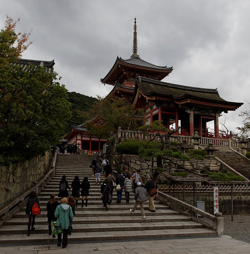 800px-Entrance_and_Kiyomizu_pagoda_(11035633956).jpg