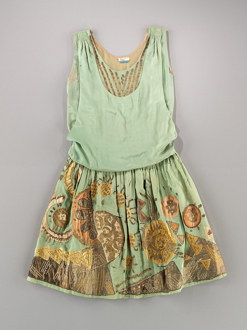 800px-Evening_dress_MET_63.121.7_front_CP3.jpg