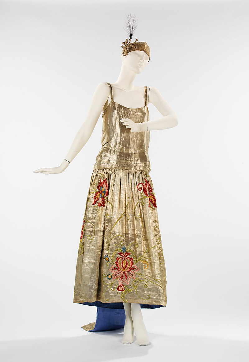 800px-Evening_dress_MET_88.102a-b_front_CP3.jpg