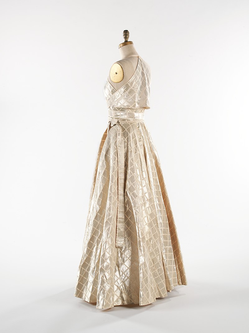 800px-Evening_dress_MET_CP11_threequarter_back_CP3.jpg