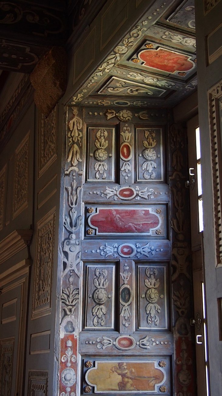 800px-FranceNormandieCarrougesChâteauSalleLouisXIFenetre.jpg