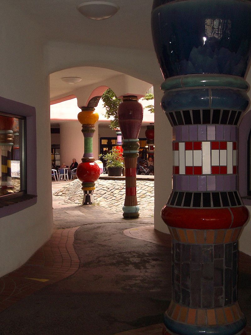 800px-Gruene_Zitadelle_Magdeburg2007_Innenhof.jpg