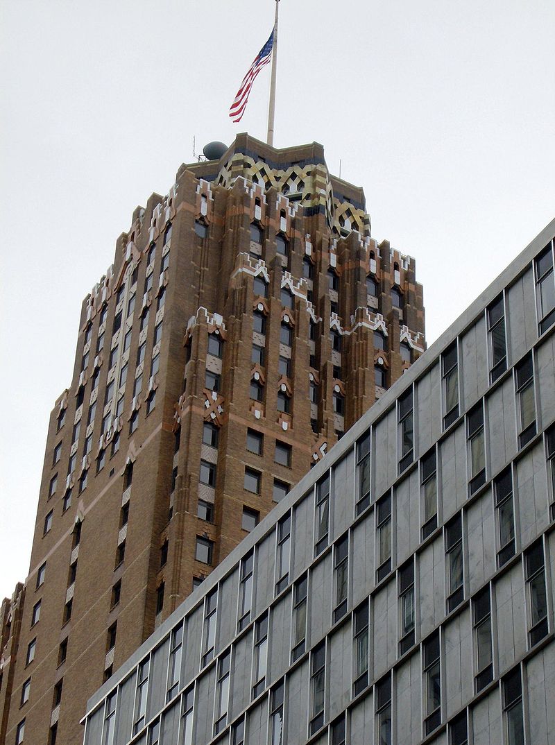 800px-Guardian_Building_with_flag_-_Detroit_Michigan.jpg