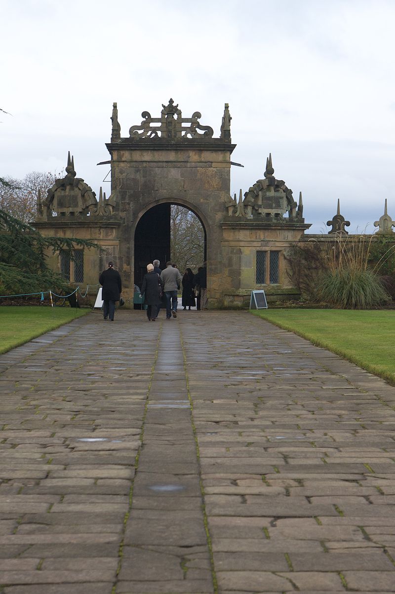 800px-Hardwick_Hall_Entrance.jpg