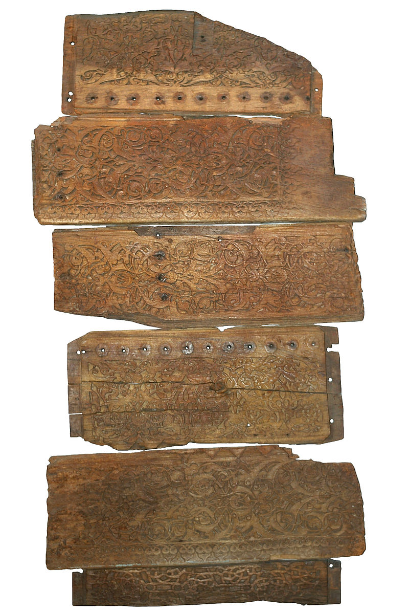 800px-Ince_minare_door_fragments.jpg