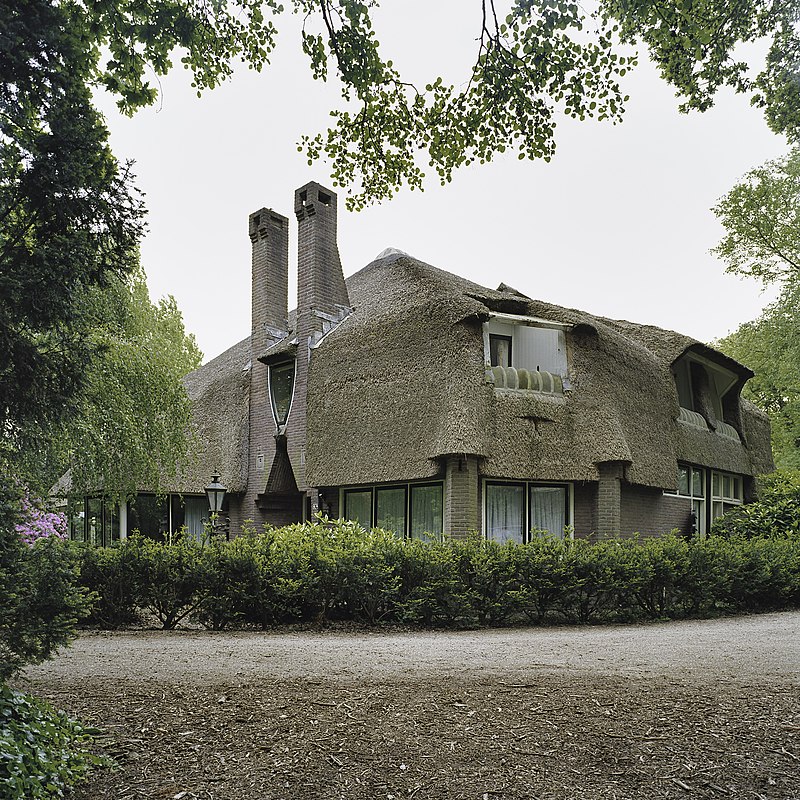 800px-Ingangsportieken,_gekoppeld_met_twee_schoorstenen_-_Bergen_-_20396760_-_RCE.jpg