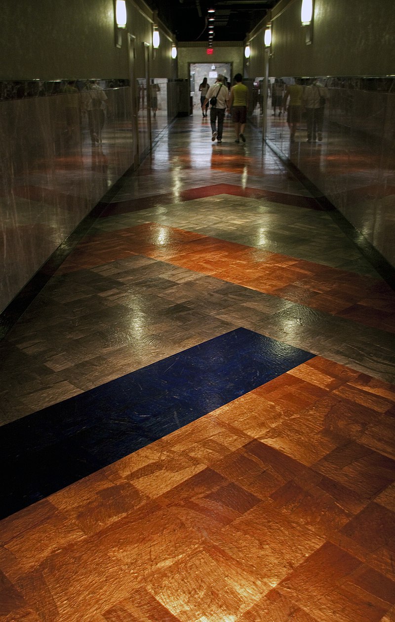 800px-Inside_the_Empire_State_Building_2_(4684724150).jpg