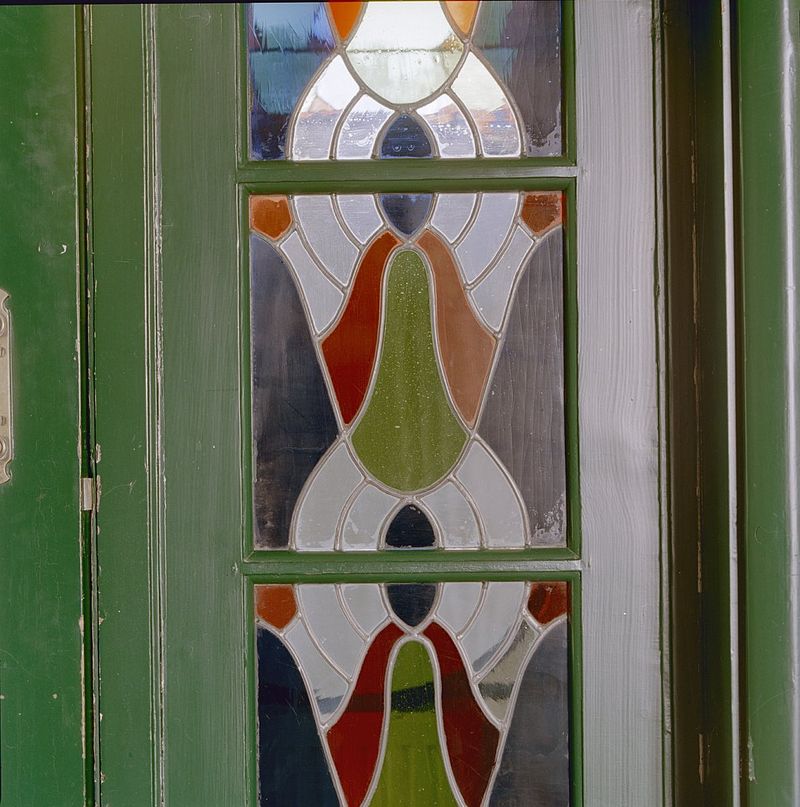 800px-Interieur,_glas-in-loodramen,_detail_-_Wageningen_-_20350502_-_RCE.jpg