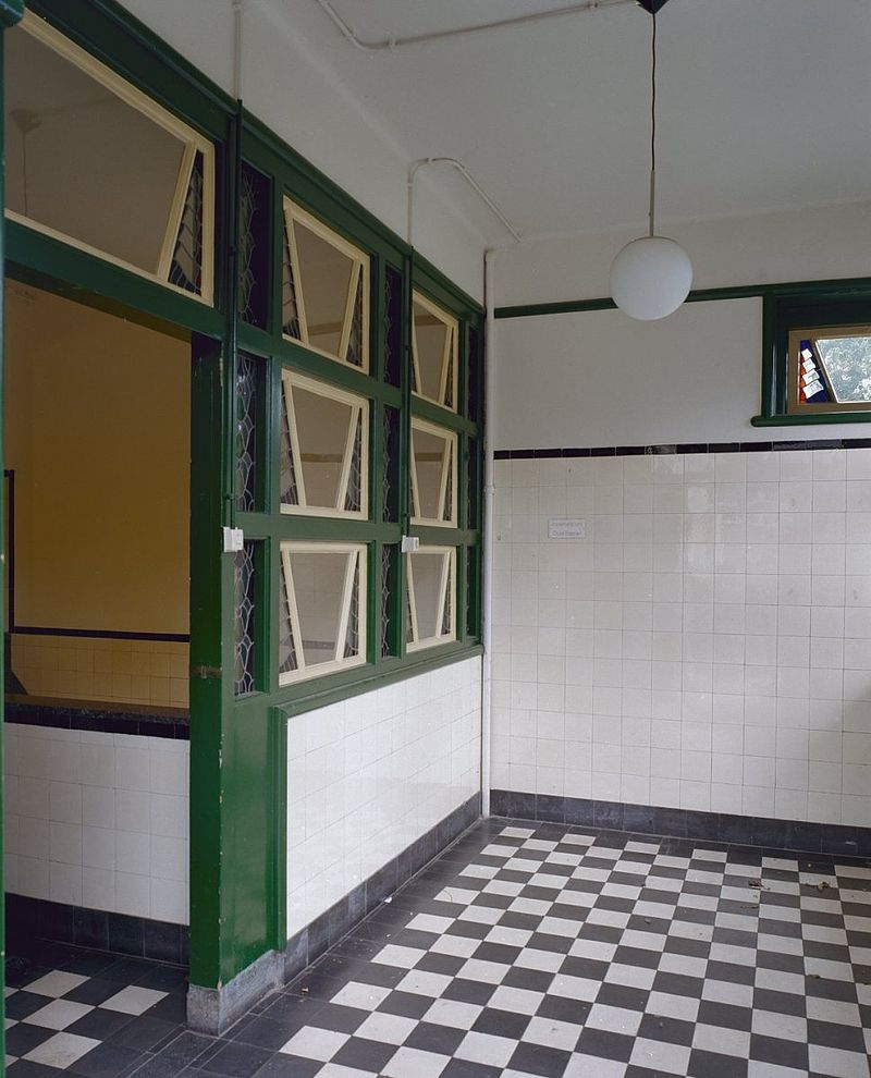 800px-Interieur,_hal_bij_de_hoofdentree_-_Wageningen_-_20350464_-_RCE.jpg