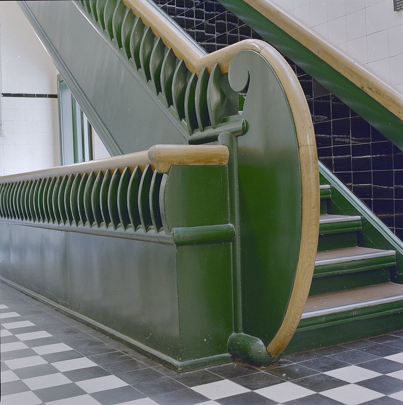 800px-Interieur_centrale_hal,_trap,_detail_-_Wageningen_-_20350462_-_RCE.jpg