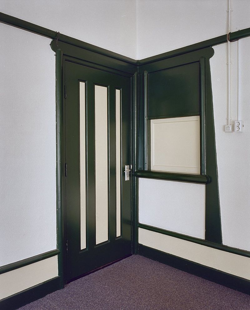 800px-Interieur_hoogleraarwoonkamer,_kamerdeur_en_voedsellift_-_Wageningen_-_20350489_-_RCE.jpg