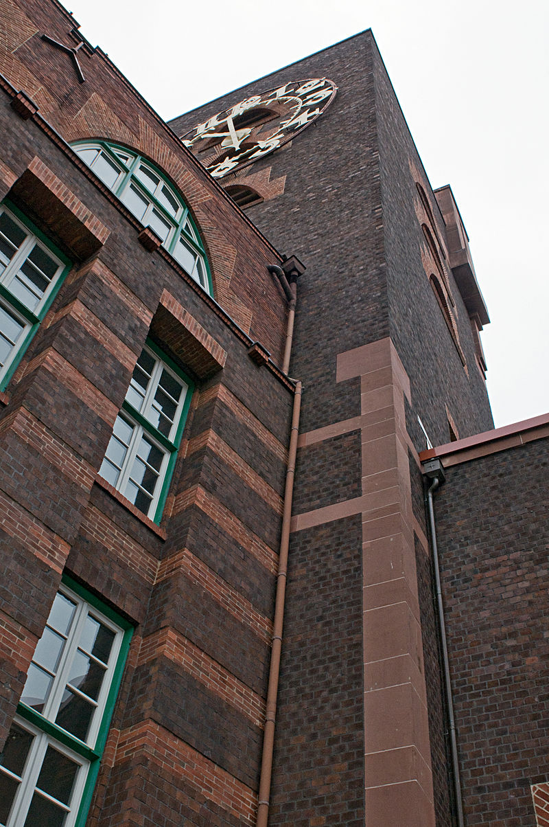 800px-IPH_Behrensbau_Turm_Uhr_DSC_7796.jpg