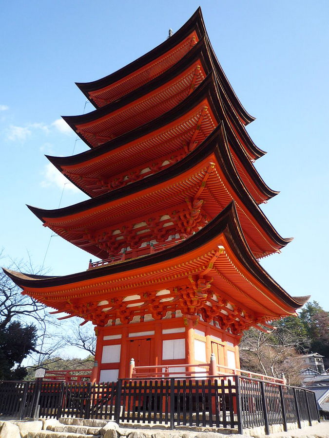 800px-Itsukushima_pagoda_2011в.jpg