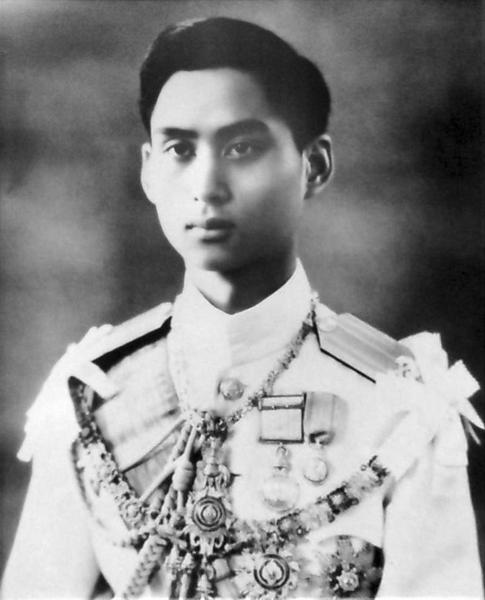 800px-King_Ananda_Mahidol_portrait_photograph.jpg
