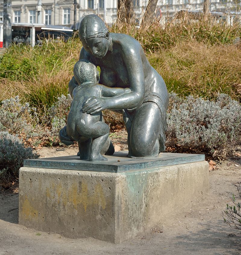 800px-Kniende_Mutter_mit_Kind_Karlsplatz_DSC_7797w.jpg