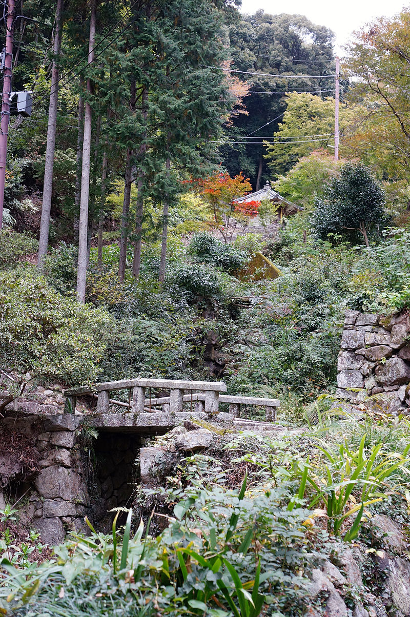 800px-Kuwanomi-dera_Azuchi_Shiga_pref_Japan06n.jpg