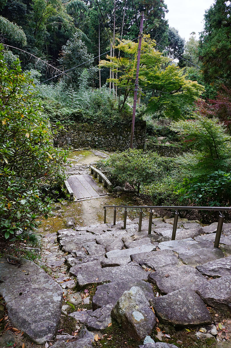800px-Kuwanomi-dera_Azuchi_Shiga_pref_Japan07n.jpg