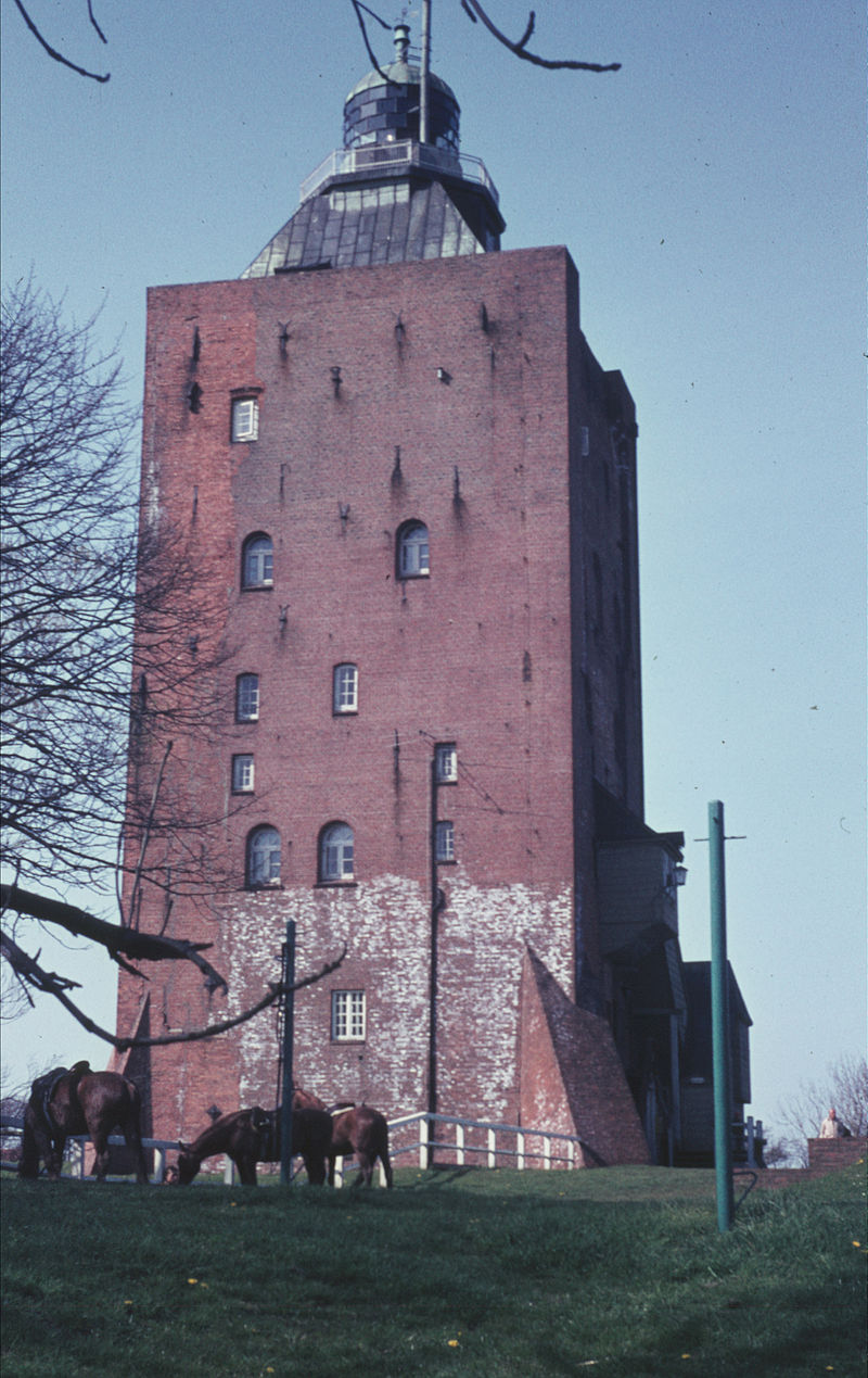 800px-Leuchtturm_auf_Neuwerk.jpg