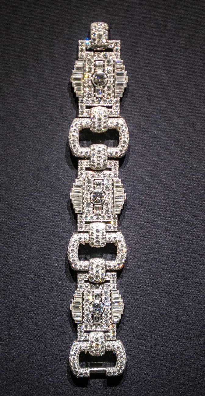 800px-Linked_bracelet_-_Cartier_(25891095068).jpg
