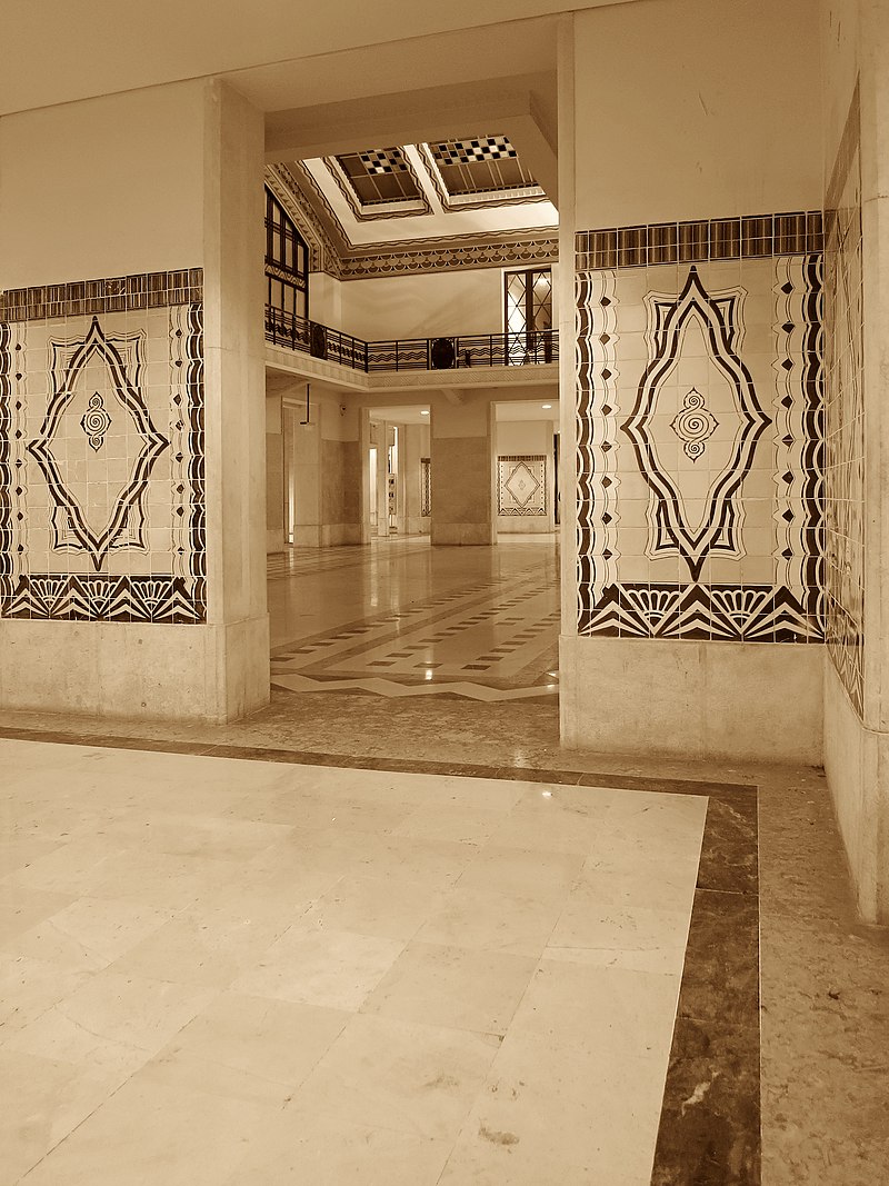 800px-Lisboa_-_Estação_do_Cais_do_Sodré_(26906284336).jpg