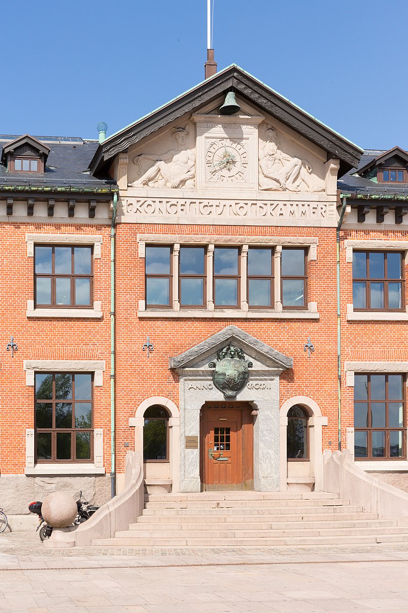 800px-Middle_section_of_Aalborg_Toldkammer.jpg