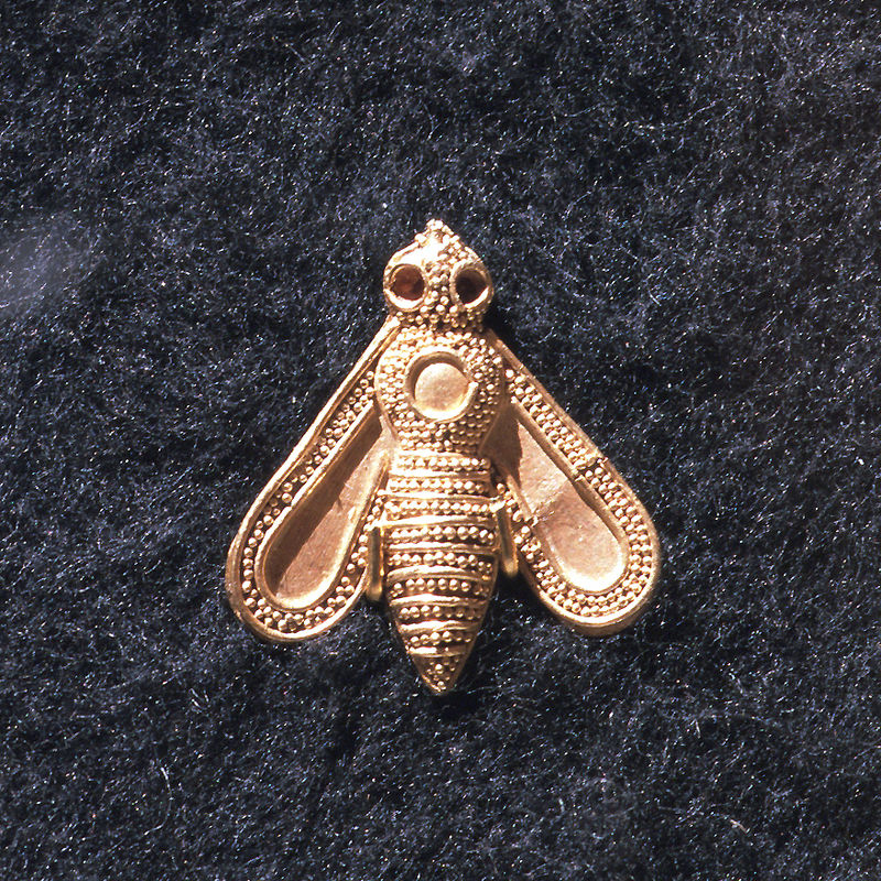 800px-Minoan_craft_-_golden_bee.jpg