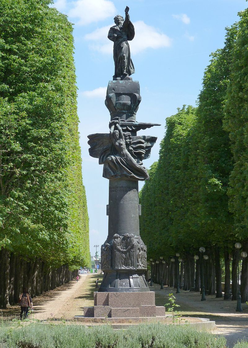 800px-Monument_Mickievicz_(Paris)_b.jpg