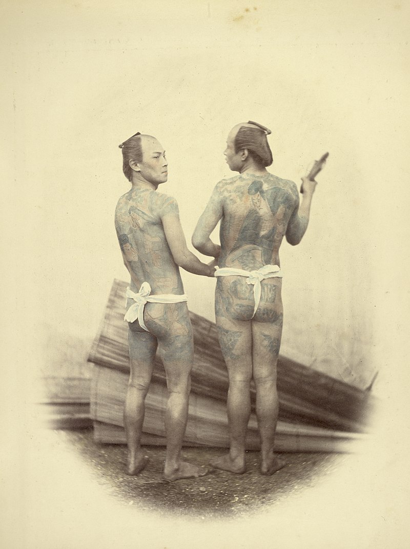 800px-Mozos_de_cuadra_japoneses_con_espalda_tatuada.jpg