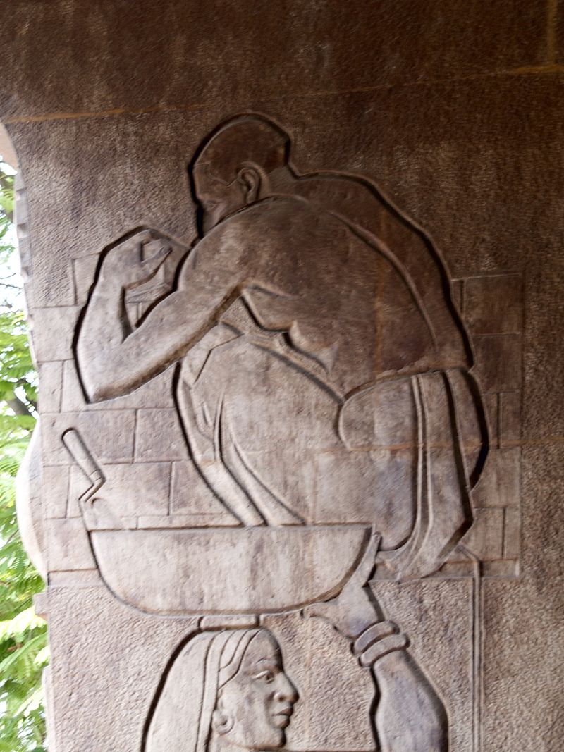 800px-New_India_Assurance_Building_2422093834_a8286fec73.jpg