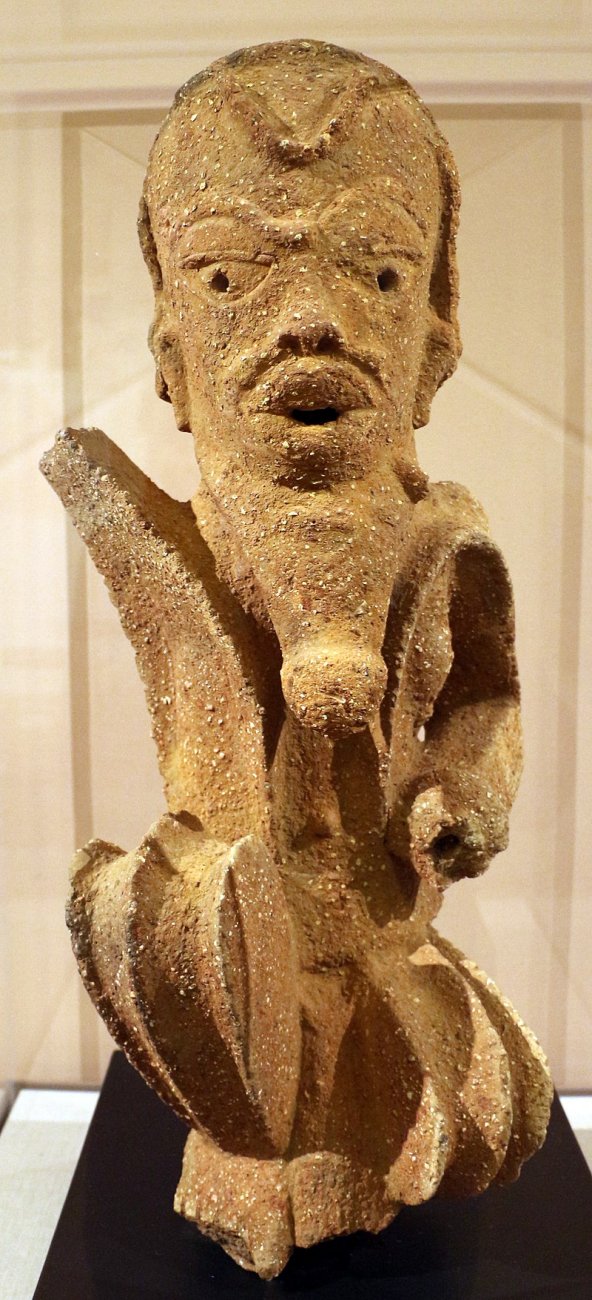 800px-Nigeria,_cultura_nok,_figura_maschile_accovacciata,_5000_ac-200_dc_ca.jpg