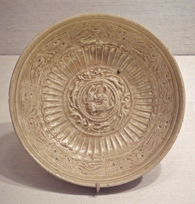 800px-Northern_Zhou_dish_inspired_by_Western_metalwork_557_581.jpg