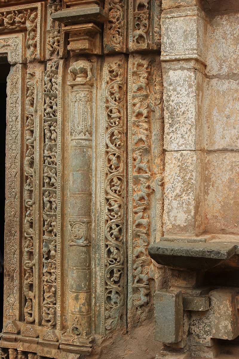 800px-Ornate_door_jamb_in_Kalleshvara_temple_at_Bagali.jpg