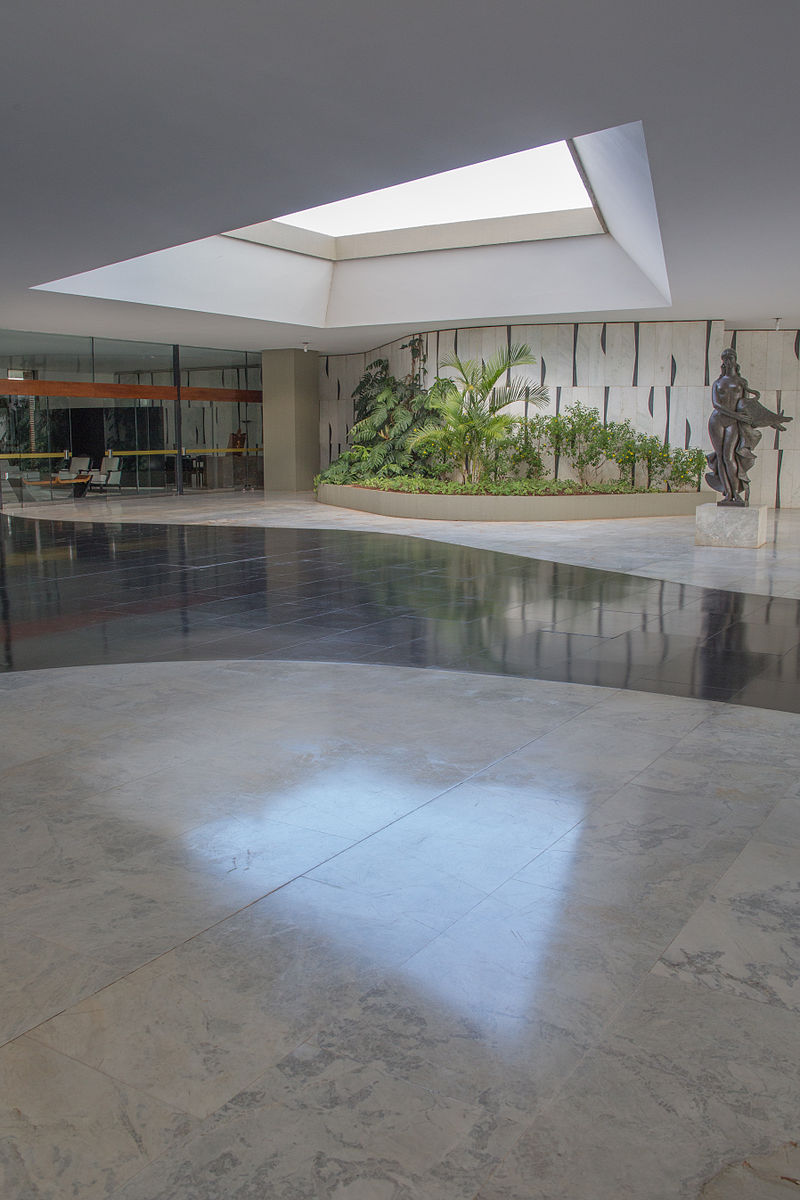 800px-Palácio_do_Jaburu_-_Pátio_interno_(14077197588).jpg