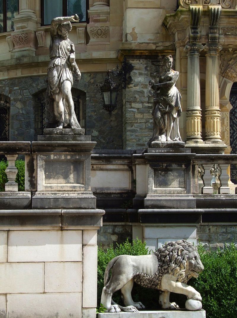 800px-Peleş_-_gardens1.jpg