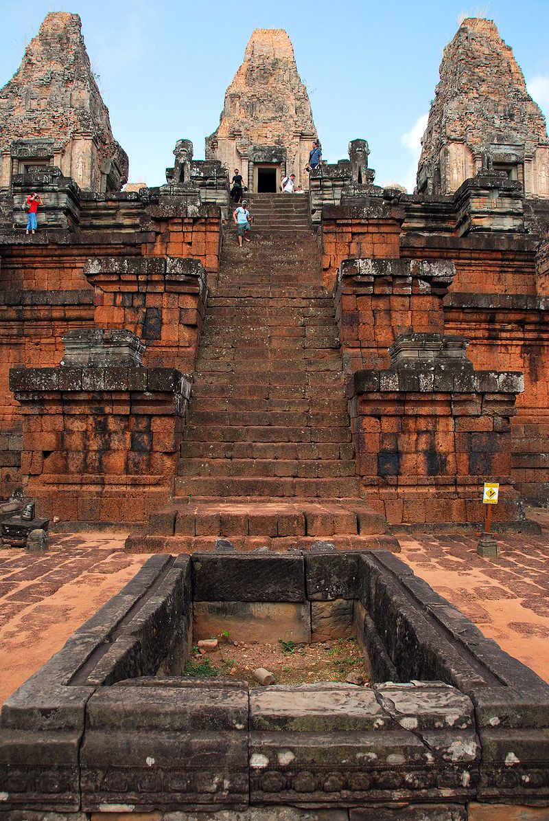 800px-Pre_rup_final_pyramid_from_E.jpg
