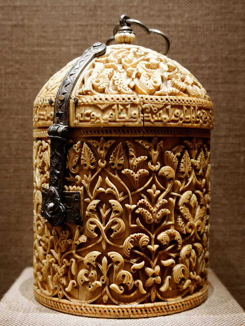 800px-Pyxis_Khalaf_Met_L2011.46.7.jpg