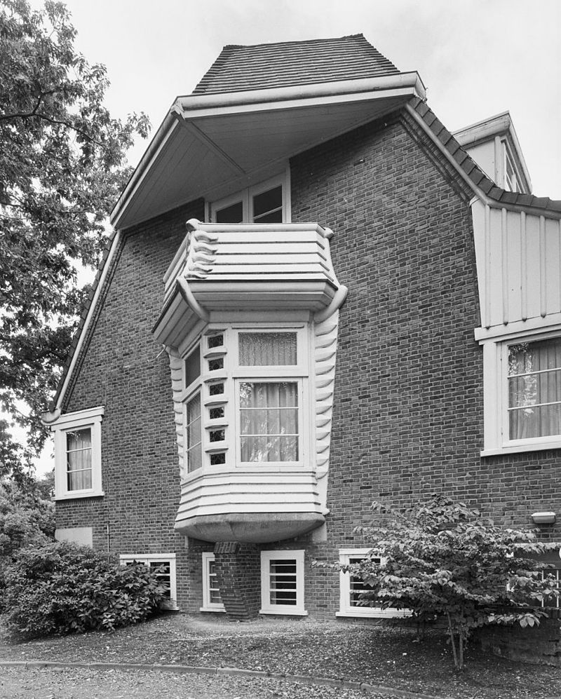 800px-Rechter_zijgevel,__boeg_van_het_schip_-_Wageningen_-_20350444_-_RCE.jpg