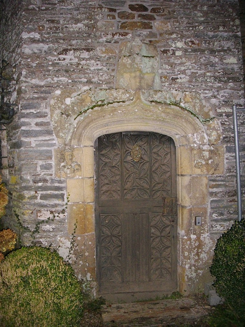800px-Rochefort-en-Terre_-_château_(10).jpg